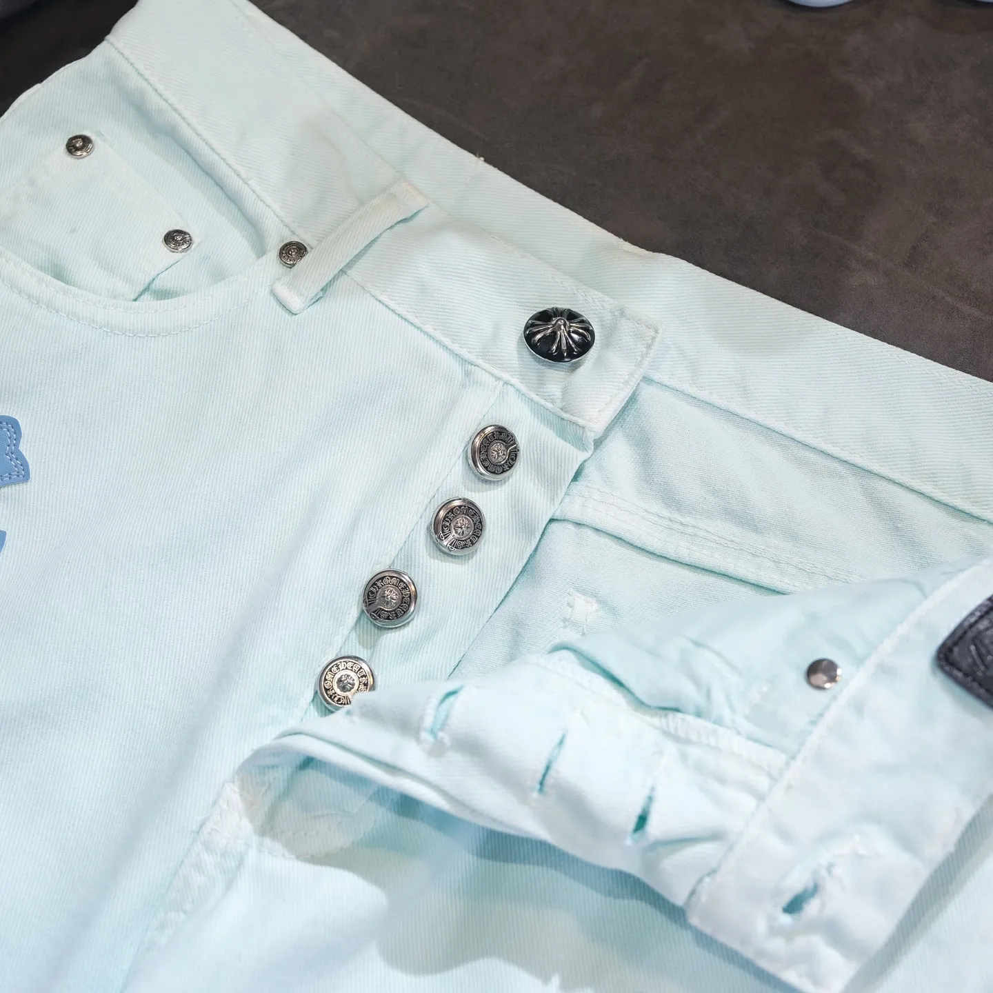 P260 Chrome Hearts light blue blue trousers, pink and blue patchwork leather couple's best friend jeans. CH jeans need to be washed and then disassembled and hand-stitched with sheepskin cross leather and then spliced ​​together. The whole piece has too many craftsmanship to explain. The patches are decorated with cross flowers, and the high-waisted washed jeans! ! Absolutely high-end luxury products, god-level single products and super popular products, made with top heavy industry, a must-see magic weapon. Customized hardware. The fabric is thick and soft after washing. It has good breathability. Customized small leather label. Unique design. The details are simple and elegant, and the workmanship is exquisite. The entire trousers are neatly routed and the details are in place! It’s so cool that both men and women can easily control the genderless trend! Color: Picture color Size: 28 30 32 34 36